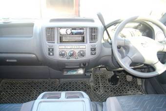 2004 Nissan Caravan Pictures