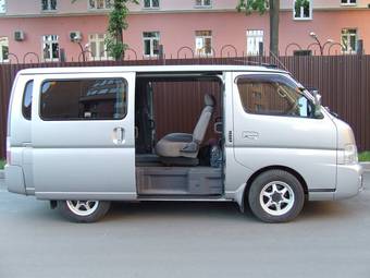 2004 Nissan Caravan Pictures