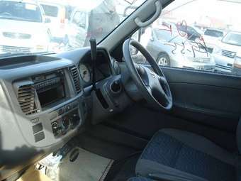 2005 Nissan Caravan Images