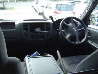 2005 Nissan Caravan Pictures