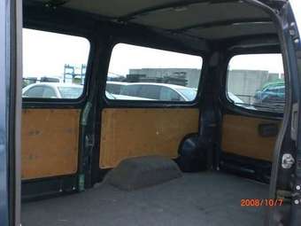 2005 Nissan Caravan Photos