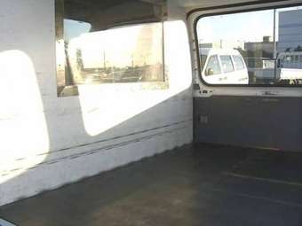 2005 Nissan Caravan Pictures