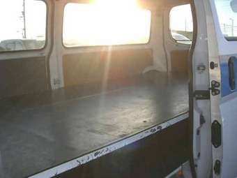 2005 Nissan Caravan Photos