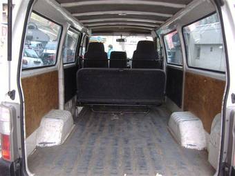 2005 Nissan Caravan Photos