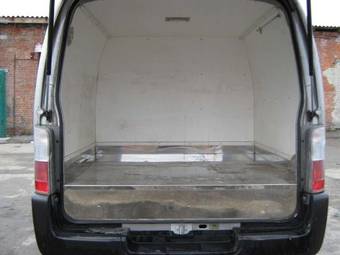 2005 Nissan Caravan Photos