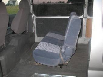 2005 Nissan Caravan Pictures