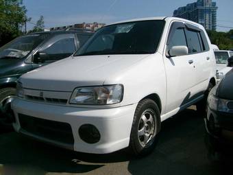 1999 Nissan Cube Photos