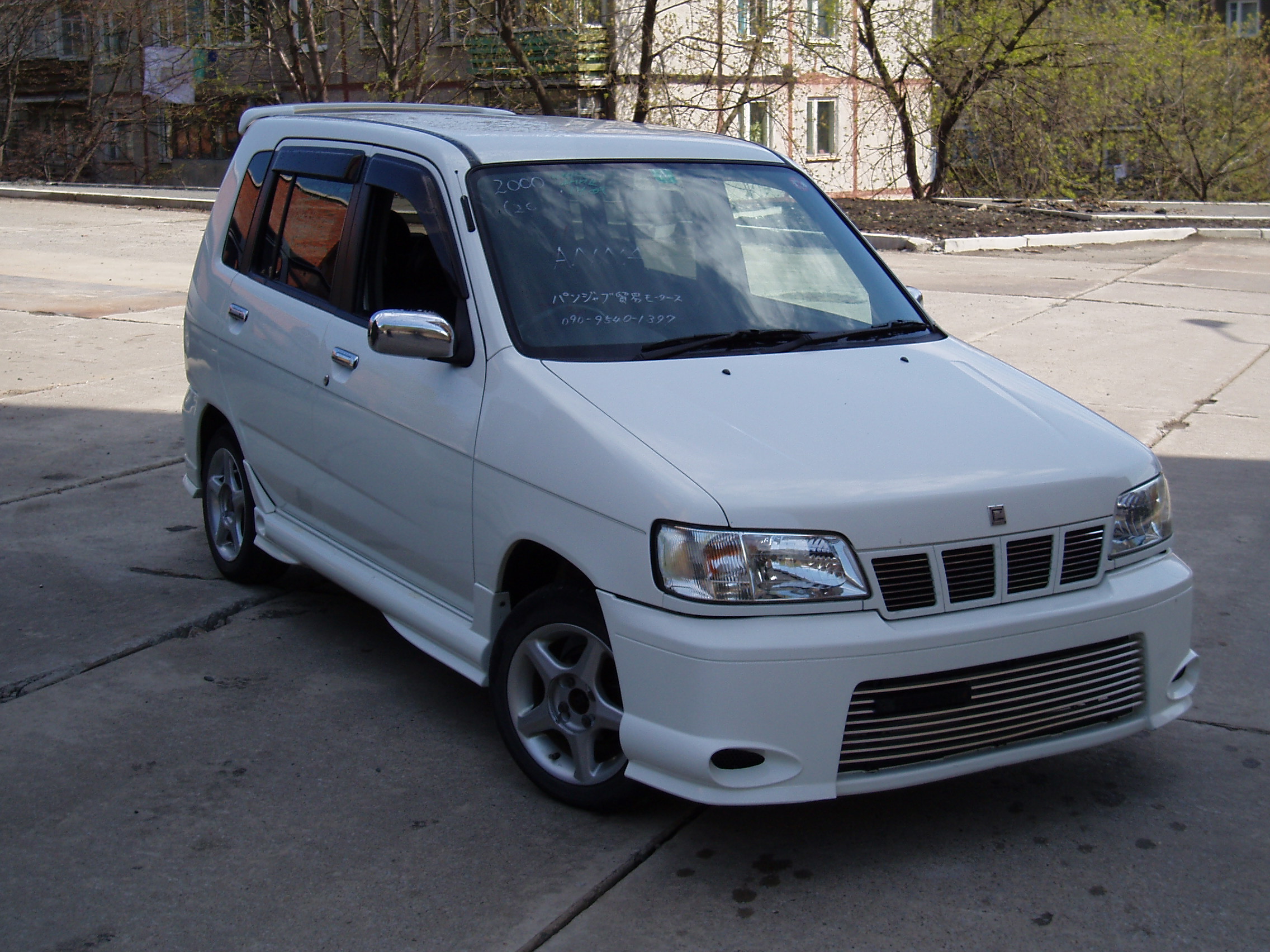 2000 Nissan Cube