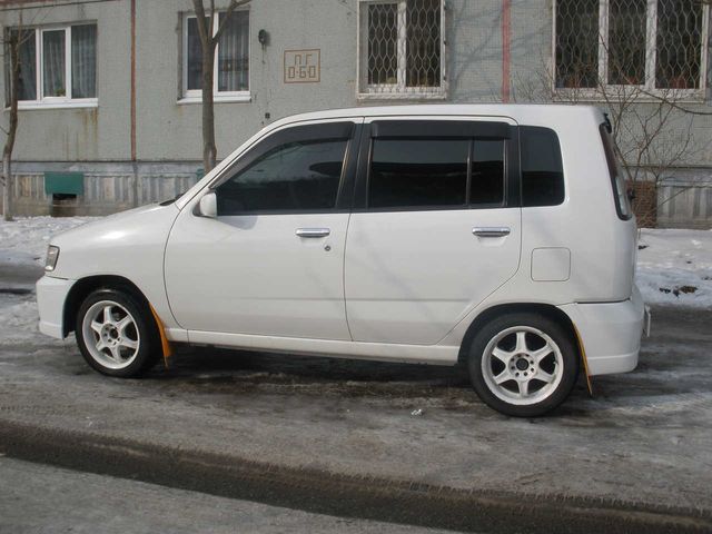 2000 Nissan Cube