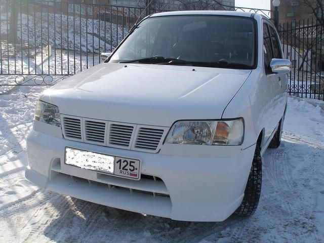 2000 Nissan Cube
