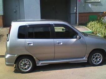 2000 Nissan Cube Photos