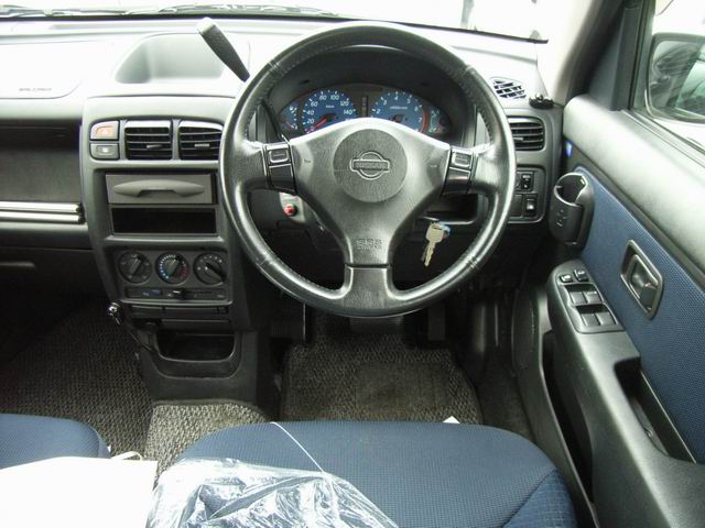 2001 Nissan Cube Photos