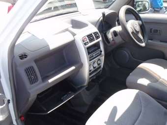 2001 Nissan Cube Photos