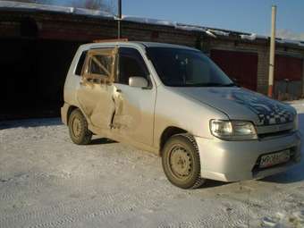 2001 Nissan Cube Photos