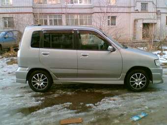 2001 Nissan Cube Photos