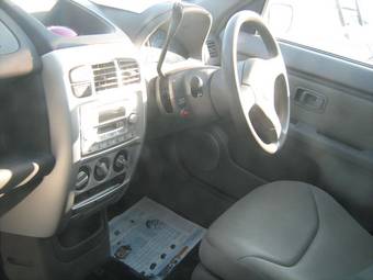 2001 Nissan Cube Photos