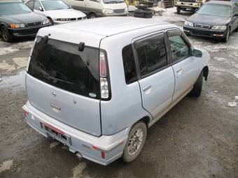 2001 Nissan Cube Photos