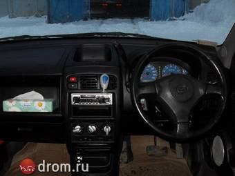 2001 Nissan Cube Photos