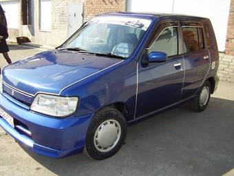 2001 Nissan Cube Photos