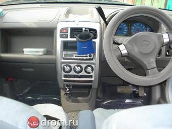 2001 Nissan Cube Photos
