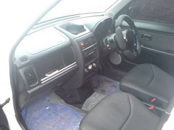 2001 Nissan Cube Photos