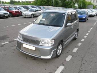 2001 Nissan Cube Photos