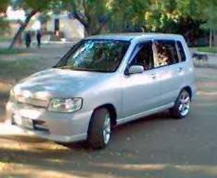 2001 Nissan Cube Photos