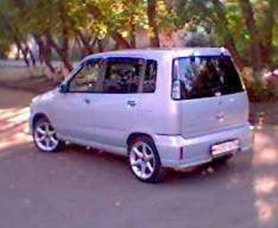 2001 Nissan Cube Photos