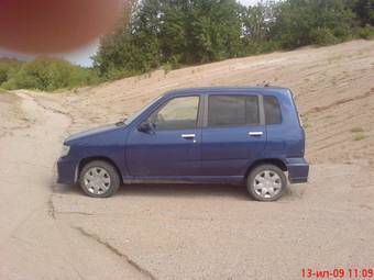 2001 Nissan Cube Photos