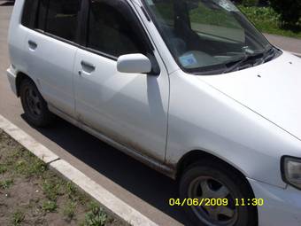 2001 Nissan Cube Photos