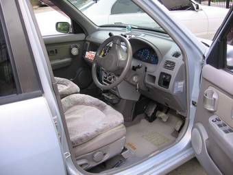 2001 Nissan Cube Photos