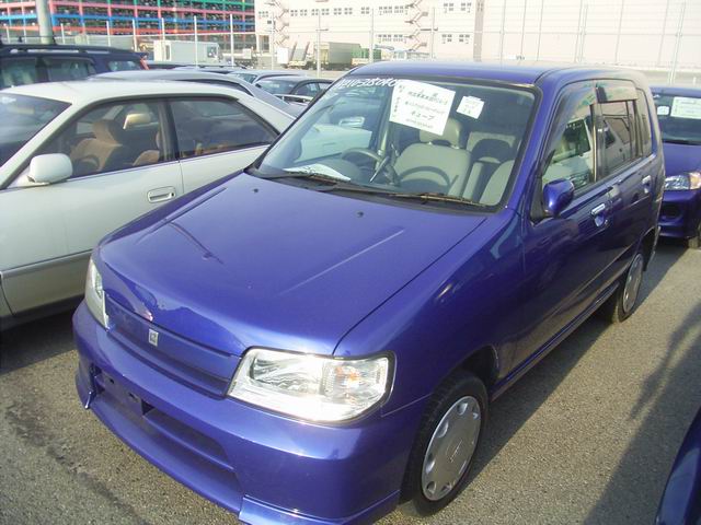2002 Nissan Cube Photos