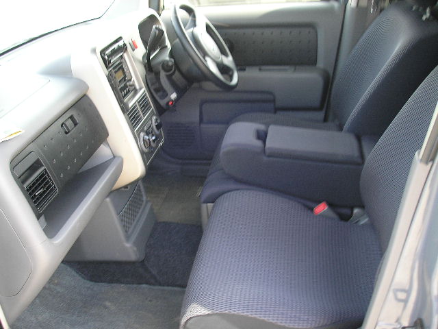 2002 Nissan Cube Photos