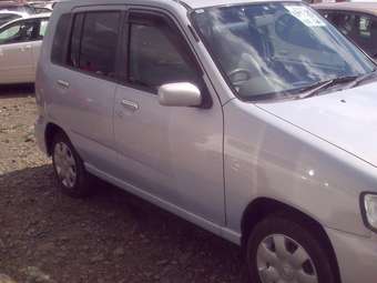 2002 Nissan Cube Photos