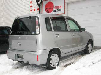 2002 Nissan Cube Photos