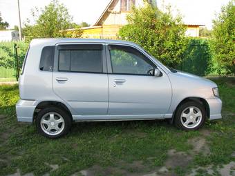 2002 Nissan Cube Photos