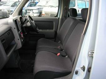 2003 Nissan Cube Photos