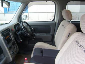 2003 Nissan Cube Photos