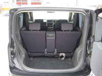 2004 Nissan Cube Photos