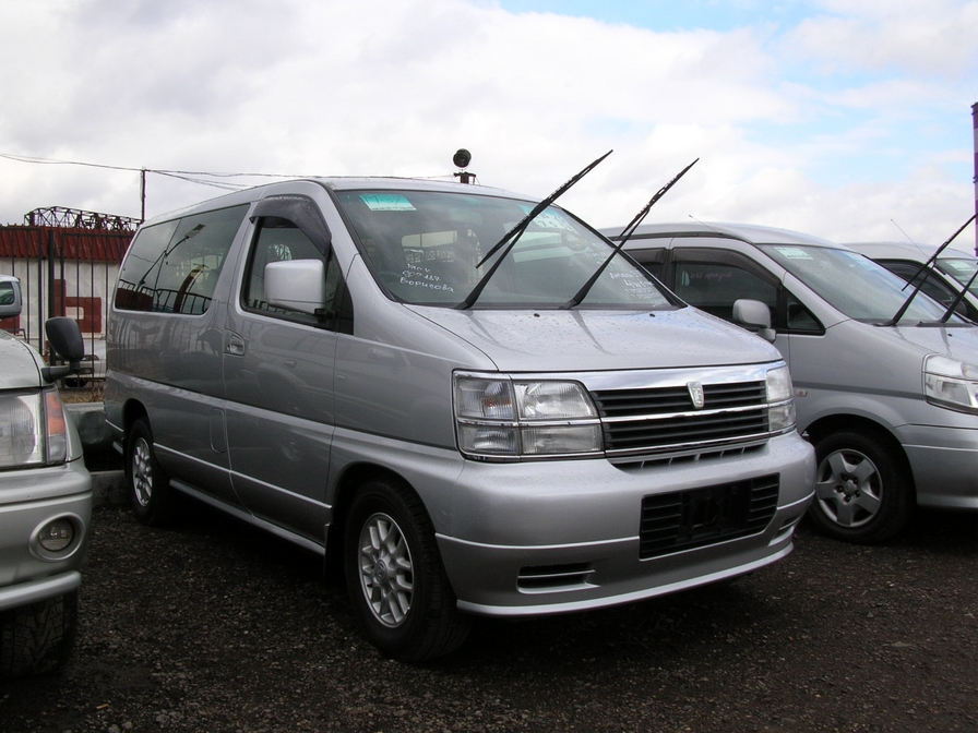 2000 Nissan Elgrand Pictures