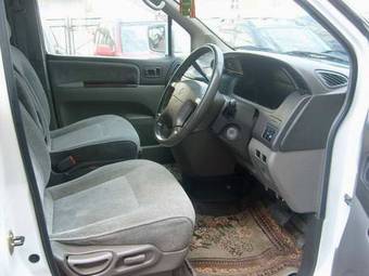 2000 Nissan Elgrand Pictures