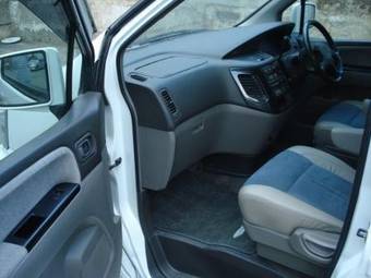 2001 Nissan Elgrand Pictures