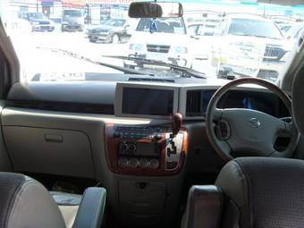 2002 Nissan Elgrand Photos
