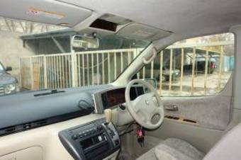 2002 Nissan Elgrand Photos