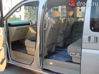 2002 Nissan Elgrand Photos