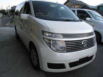 2003 Nissan Elgrand Photos