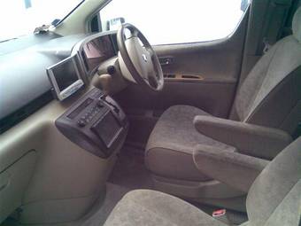 2003 Nissan Elgrand Photos