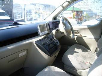 2003 Nissan Elgrand Photos