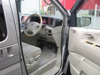 2003 Nissan Elgrand Photos