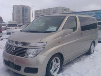 2004 Nissan Elgrand Photos